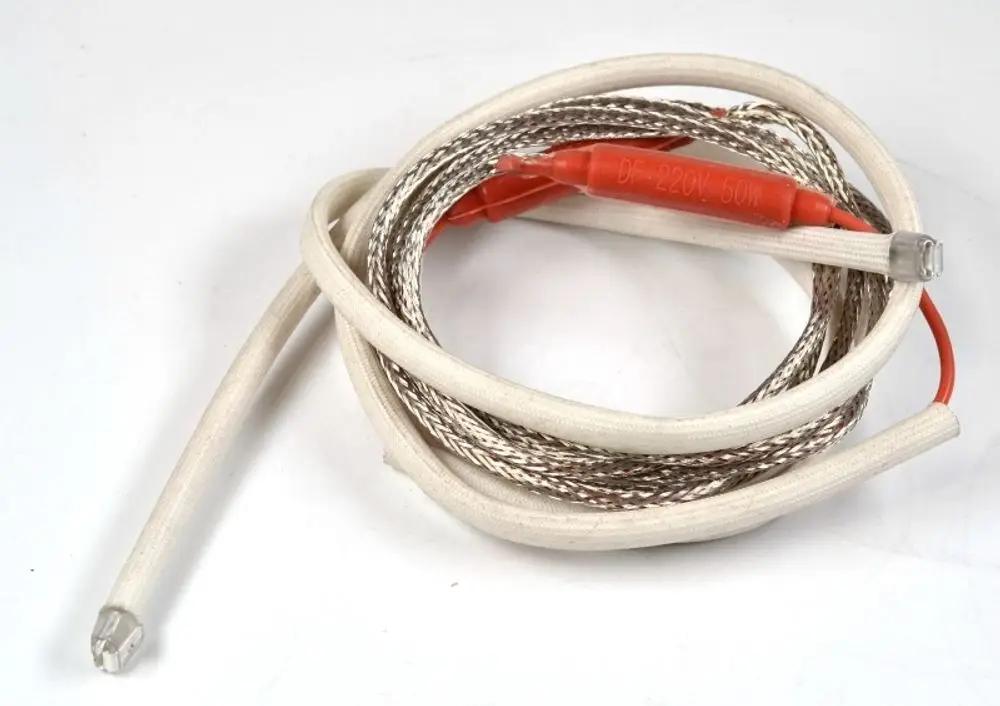 Heizkabel von Remko, ummantelt mit einem weißen Textilmaterial, mit zwei Anschlüssen an den Enden für die elektrische Verbindung. Ideal zur Beheizung von Kondensatwannen.