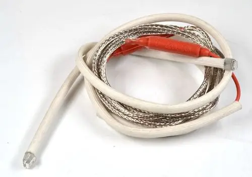 Heizkabel von Remko, ummantelt mit einem weißen Textilmaterial, mit zwei Anschlüssen an den Enden für die elektrische Verbindung. Ideal zur Beheizung von Kondensatwannen.