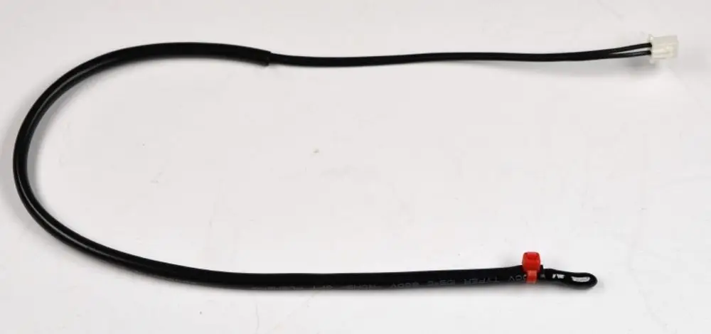 Schwarzes Kabel mit einer weißen Steckverbindung und einem roten Anschlusskabel, möglicherweise für einen Sensor von Remko.