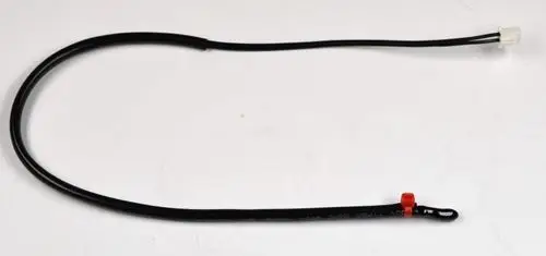 Schwarzes Kabel mit einer weißen Steckverbindung und einem roten Anschlusskabel, möglicherweise für einen Sensor von Remko.