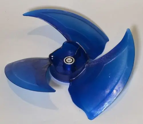 Blauer Ventilatorflügel mit mehreren gebogenen Blättern, zentrales Lager sichtbar, geeignet für den Einsatz in einer Remko-Anlage.