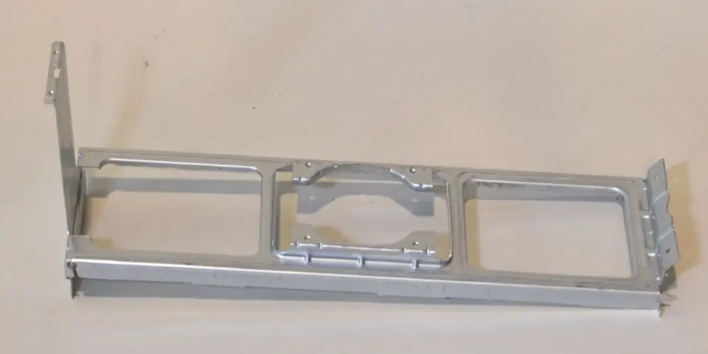 Halterung aus Metall für Ventilatormotor, passend für Remko Produkte, mit offenen Bereichen zur Montage und Struktur zur Unterstützung des Motors.