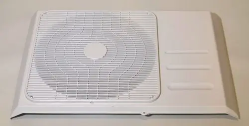 Weiße Gerätefront mit Lüftungsgitter, geeignet für Remko Produkte. Rechteckige Form mit seitlichen Rillen, sodass eine Montage an kompatibler Heiz- oder Klimaanlage möglich ist.