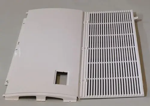 Weißes Frontpanel mit Gitterstruktur und einem quadratischen Ausschnitt, passend für ein Gerät der Marke Remko.