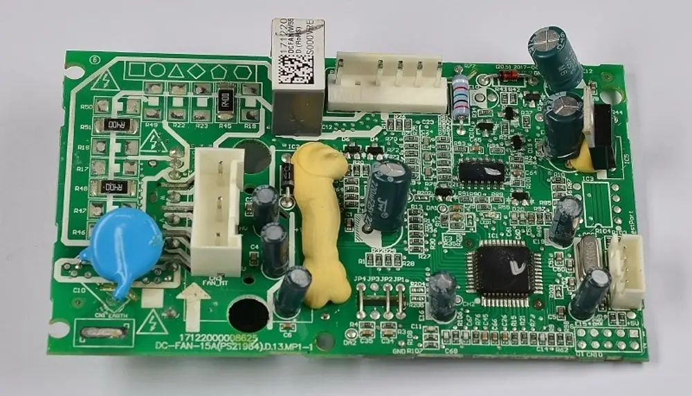 Grüne Leiterplatte mit verschiedenen elektronischen Bauteilen, darunter Widerstände, Kondensatoren und Steckeranschlüsse, hergestellt von Remko.