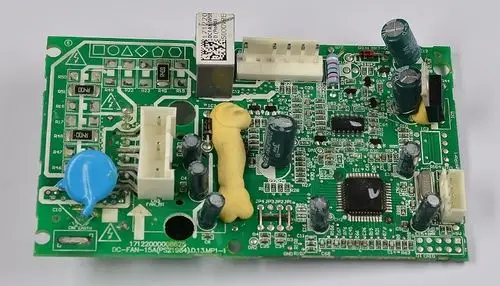 Grüne Leiterplatte mit verschiedenen elektronischen Bauteilen, darunter Widerstände, Kondensatoren und Steckeranschlüsse, hergestellt von Remko.