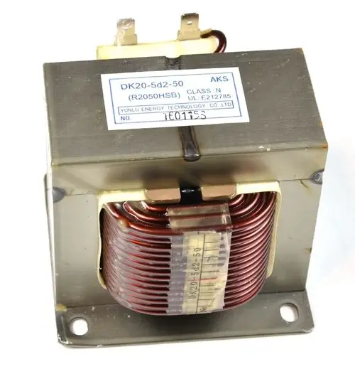 Reaktor von Remko mit einem Gehäuse, Drahtspulen und Anschlüssen. Die Oberfläche ist aus Metall und zeigt eine Beschriftung mit technischen Informationen.