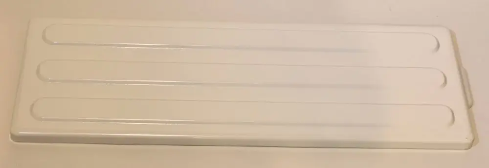 Weißes, flaches Metallblech mit drei runden Rillen. Zugehörig zu einem Remko-Produkt, zur Abdeckung oder als Teil eines Geräts verwendbar.