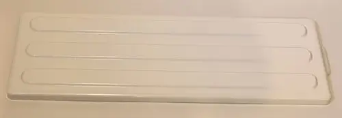 Weißes, flaches Metallblech mit drei runden Rillen. Zugehörig zu einem Remko-Produkt, zur Abdeckung oder als Teil eines Geräts verwendbar.