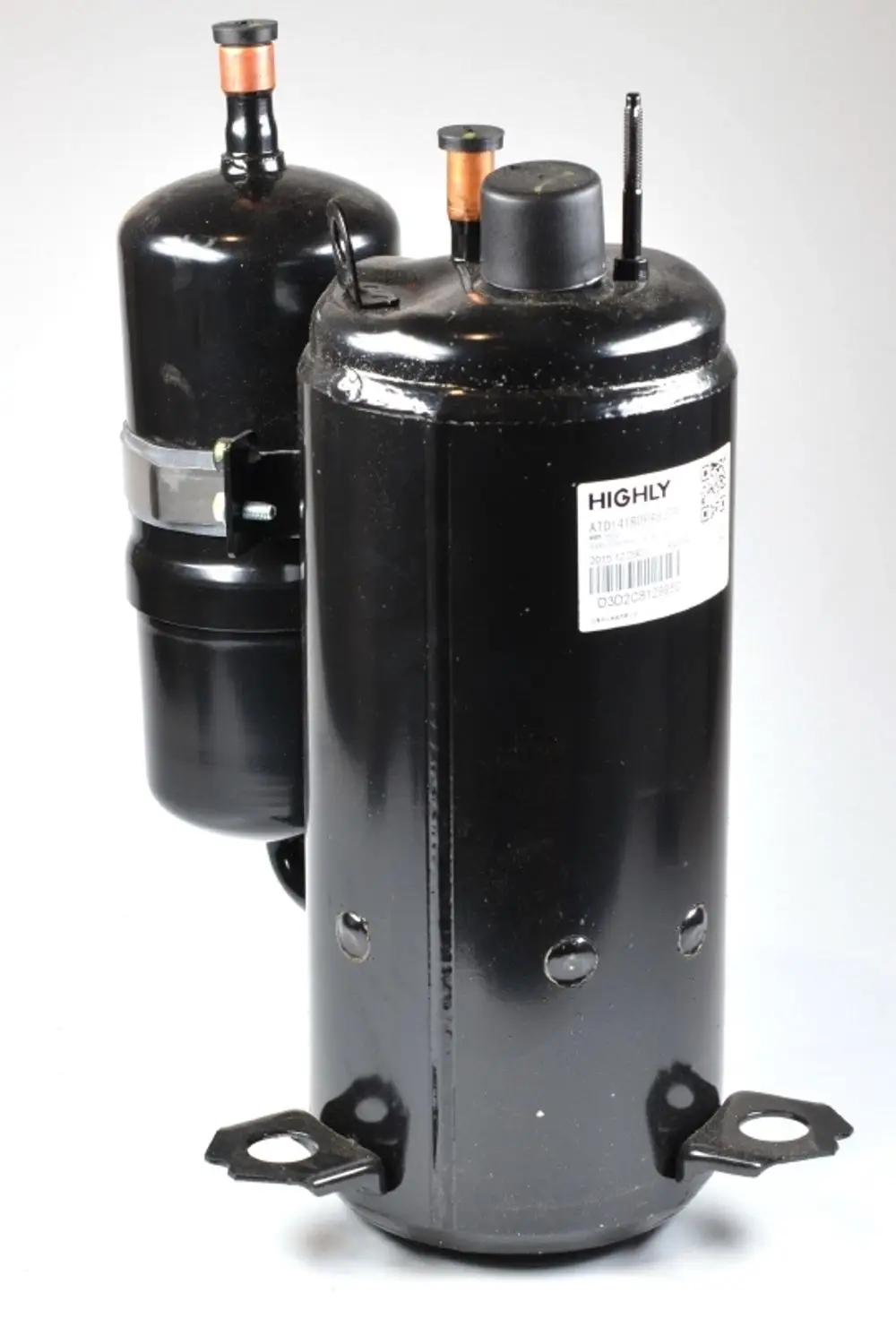 Schwarzer Kompressor mit zwei Zylindern, montiert auf einer Basis. An einer Seite befinden sich Anschlüsse. Produkt der Marke Remko.