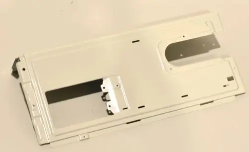 Weißes Metallseitenteil, rechte Gehäusehälfte, mit Aussparungen und Befestigungslöchern. Hersteller Remko. Eignet sich zur Montage in entsprechenden Geräten.