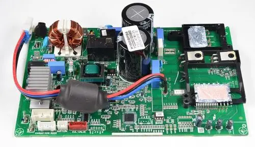 PCB von Remko mit verschiedenen elektrischen Komponenten, darunter ein Transformator, Kondensatoren und Kühlkörper, in einer klaren Anordnung auf grünem Träger.