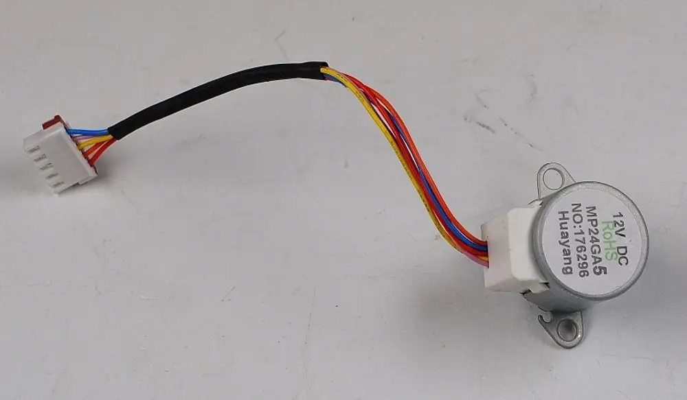 Motor mit vieradrigem Kabel und Steckverbindung, vermutlich von Remko. Standardanwendung in verschiedenen elektrischen Geräten. Geeignet für 12V DC Betrieb.