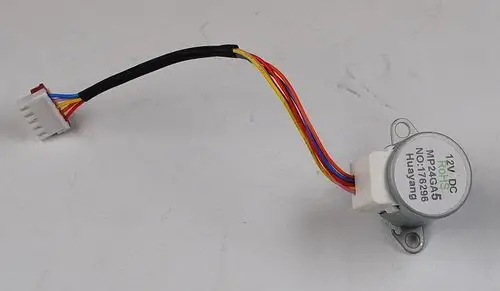 Motor mit vieradrigem Kabel und Steckverbindung, vermutlich von Remko. Standardanwendung in verschiedenen elektrischen Geräten. Geeignet für 12V DC Betrieb.