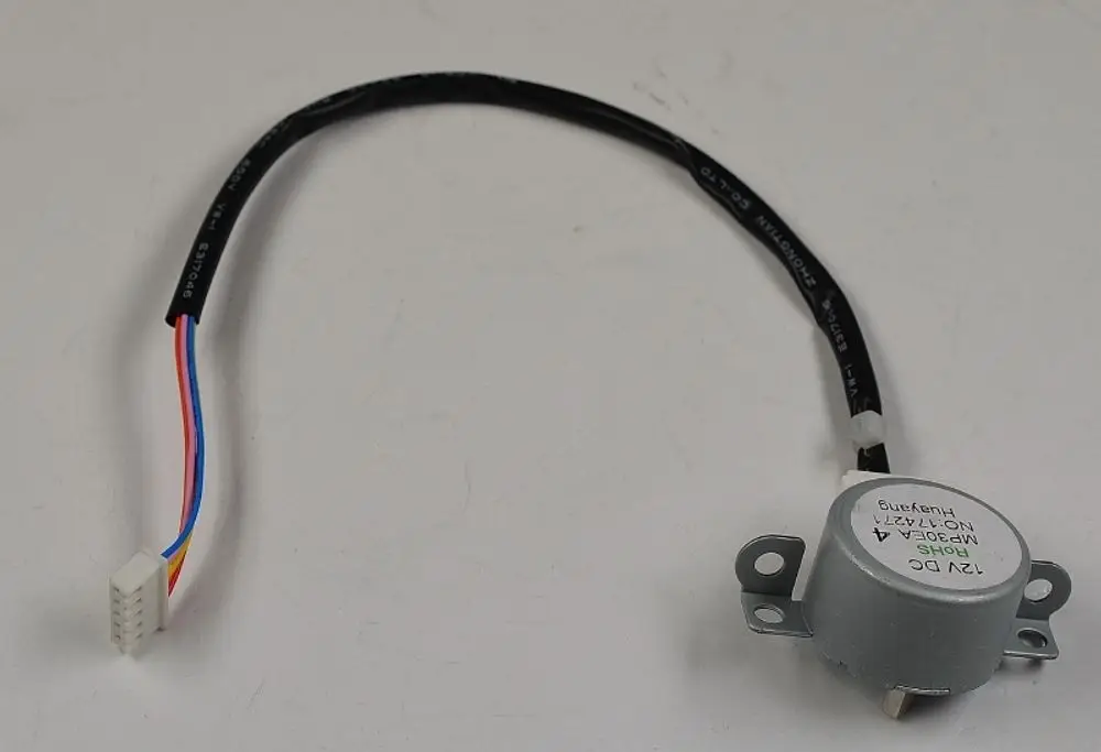 Elektromotor mit grauem Gehäuse und mehreren Anschlussdrähten. Ideal für Anwendungen von Remko. Kabel mit Stecker für die Elektrik erkennbar.