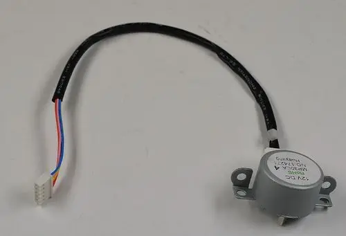Elektromotor mit grauem Gehäuse und mehreren Anschlussdrähten. Ideal für Anwendungen von Remko. Kabel mit Stecker für die Elektrik erkennbar.