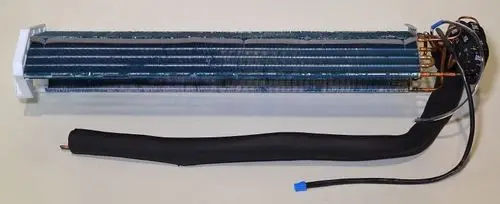 Verdampfer mit Kupferrohren und Aluminiumfinnen, hergestellt von Remko. Das Gerät verfügt über eine schwarze Isolierung und ist für Kühl- oder Heizsysteme konzipiert.