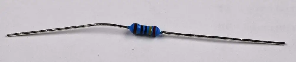 Widerstand von Remko mit zwei Anschlussdrähten, mittlere Teil mit blauer und schwarzer Kennzeichnung, auf hellem Untergrund abgebildet.