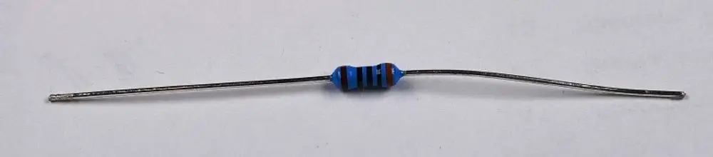 Codierwiderstand mit blauer Lackierung und mehreren schwarzen Streifen, hergestellt von Remko, zur Verwendung in elektrischen Schaltungen.