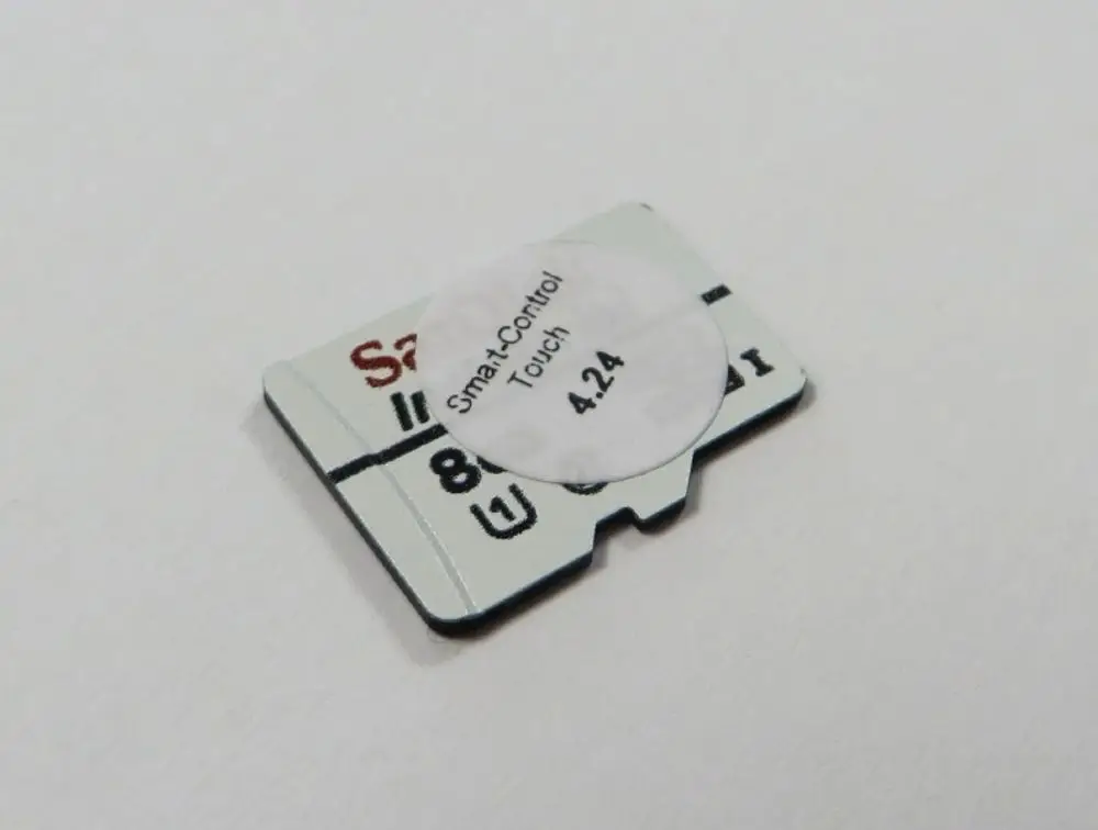 Micro-SD-Karte mit der Aufschrift "Remko" und einem Aufkleber mit den Informationen "Control Touch" und "4.24", auf weißem Hintergrund.