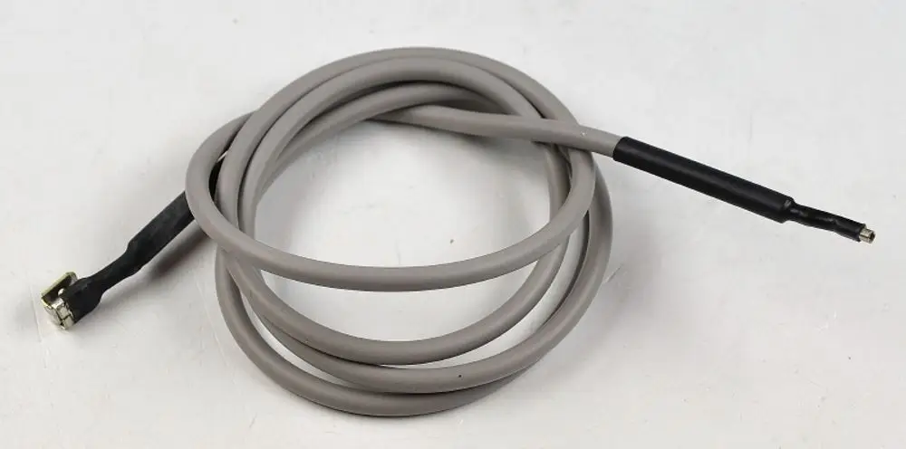 Grau ummanteltes Kabel mit zwei offenen Enden, einer davon mit einer Metallverbindung. Das Produkt stammt von der Marke Remko und wird zur Kondensatüberwachung eingesetzt.