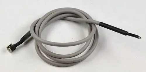 Grau ummanteltes Kabel mit zwei offenen Enden, einer davon mit einer Metallverbindung. Das Produkt stammt von der Marke Remko und wird zur Kondensatüberwachung eingesetzt.