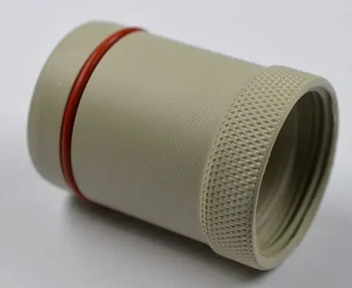 Adapter in hellem Kunststoff mit orangefarbener Dichtung und strukturiertem Rand. Produkt von Remko, geeignet für Kondensatablauf.