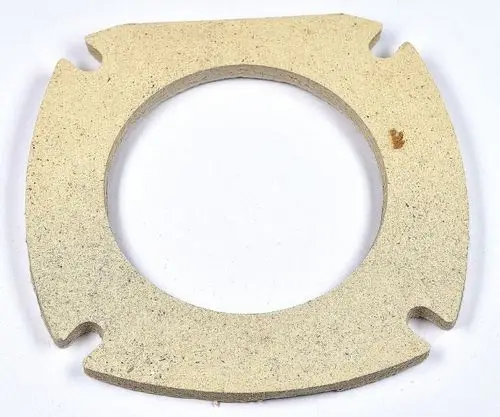 Dichtung für Brennerkopf, hergestellt von Remko. Sie hat eine ringförmige Form mit ausgesparten Kanten und ist aus einem hellen, robusten Material gefertigt.