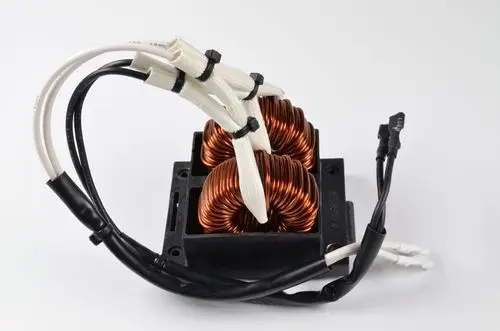 Transformator mit kupfernen Drahtwicklungen, montiert auf einer schwarzen Basis, mit mehreren elektrischen Anschlüssen, hergestellt von Remko.
