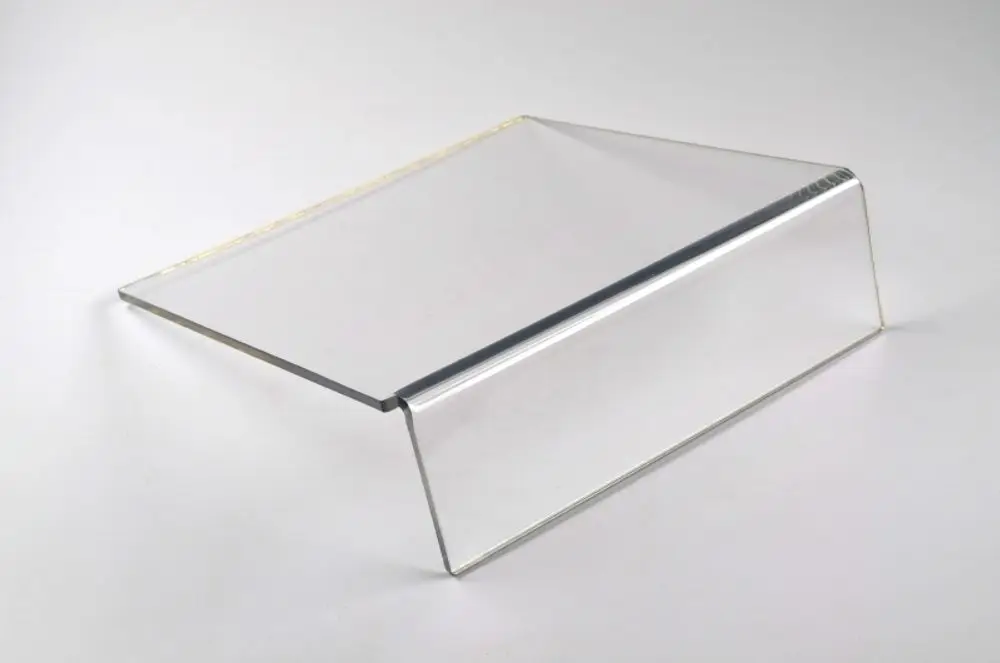Transparente Abdeckung aus Kunststoff mit geschwungenen Kanten, geeignet für verschiedene Anwendungen. Produkt von Remko für praktische Abdecklösungen.