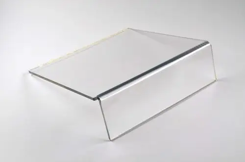 Transparente Abdeckung aus Kunststoff mit geschwungenen Kanten, geeignet für verschiedene Anwendungen. Produkt von Remko für praktische Abdecklösungen.