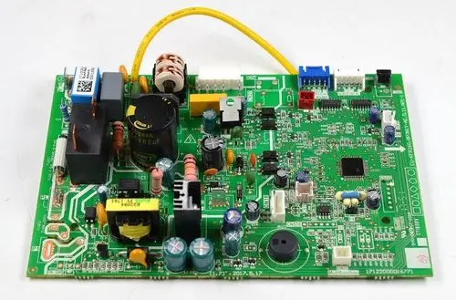 Steuerplatine von Remko mit verschiedenen elektrischen Komponenten, einschließlich Kondensatoren, Widerständen und Steckverbindern, auf einer grünen Leiterplatte.