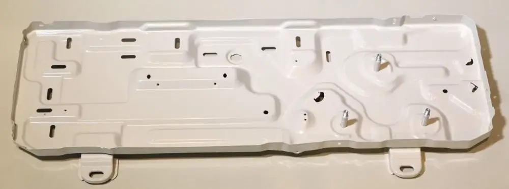 Weiß lackierte Bodenplatte mit verschiedenen Ausschnitten und Befestigungslöchern, hergestellt von Remko. Geeignet für technische Anwendungen oder Geräte.