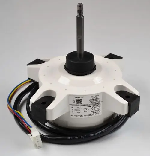 Remko Ventilatormotor mit Kabelanschluss und zentralem Achsenflansch. Sichtbare technische Beschriftungen auf der Unterseite. Gerät zur Montage in Belüftungssystemen.