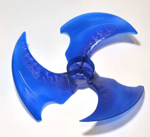 Blauer Ventilatorflügel mit einer organischen Form. Sichtbar sind Eingangs- und Montagebereiche. Produkt von Remko, optimal für Ventilatoren.
