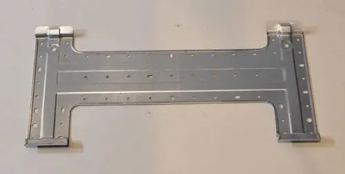 Metallische Halterung mit mehreren Befestigungslöchern und zwei Scharnieren. Geeignet für die Montage, möglicherweise von Remko-Geräten.
