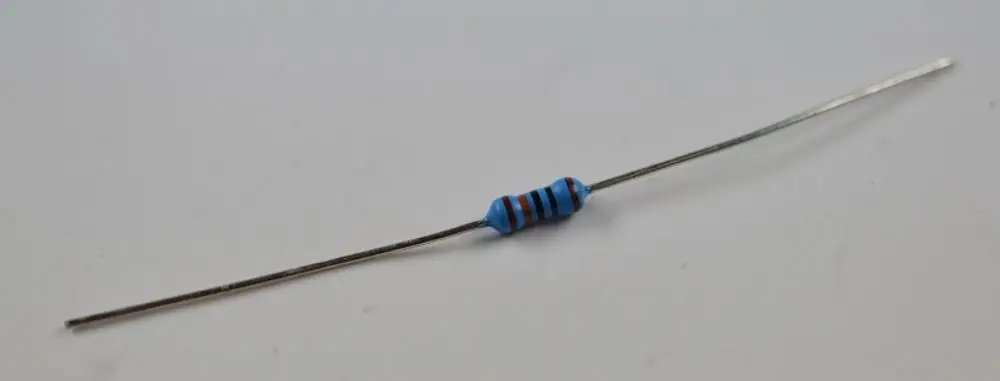 Widerstand mit blauer Farbkennzeichnung und zwei metallischen Anschlüssen auf beiden Seiten, hergestellt von Remko.