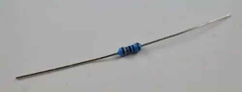 Widerstand mit blauer Farbkennzeichnung und zwei metallischen Anschlüssen auf beiden Seiten, hergestellt von Remko.