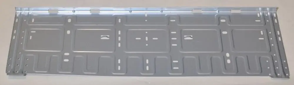 Montageplatte aus Metall in silberner Farbe, die zur Befestigung von Geräten dient, mit strukturiertem Design, hergestellt von Remko.