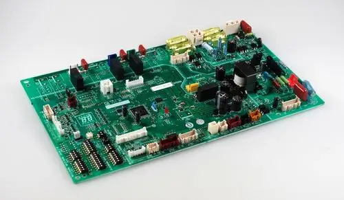 Steuerplatine von Remko, grüne Leiterplatte mit verschiedenen Komponenten, Steckplätzen und Schaltkreisen, für elektronische Steuerungen in Anwendungen.