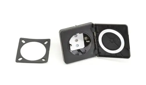Zusatzsteckdose in Schwarz von Remko, mit klappbarem Deckel und runder Öffnung. Ausgelegt für 230V-Anwendungen, abnehmbarer Montagerahmen ist sichtbar.