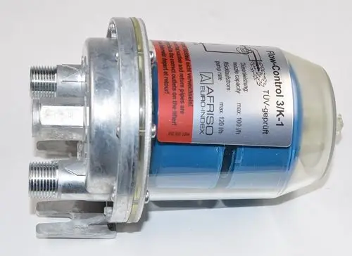 Blauer Flow-Control-Mechanismus mit Metallgehäuse und zwei Anschlussstücken von Remko, gekennzeichnet mit Flussdaten auf einem Schild.