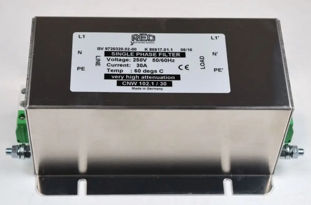 Metallgehäuse eines Netzfilters mit Anschlussklemmen. Beschriftung enthält technische Informationen. Produkt von Remko zur Verwendung in elektrischen Anwendungen.