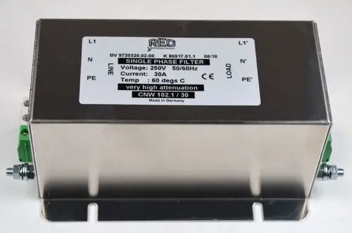 Metallgehäuse eines Netzfilters mit Anschlussklemmen. Beschriftung enthält technische Informationen. Produkt von Remko zur Verwendung in elektrischen Anwendungen.