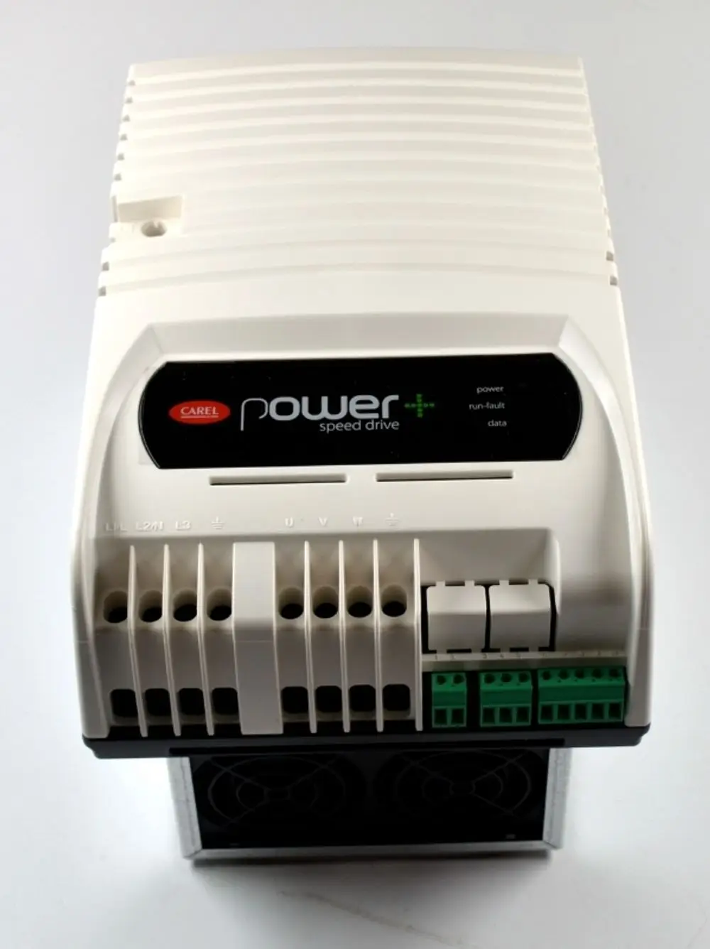 Weißer Inverter von Remko mit mehreren Anschlussklemmen, Statusanzeigen für Strom, Fehler und Daten. Kompakte Bauweise mit Lüftungsschlitzen an der Unterseite.