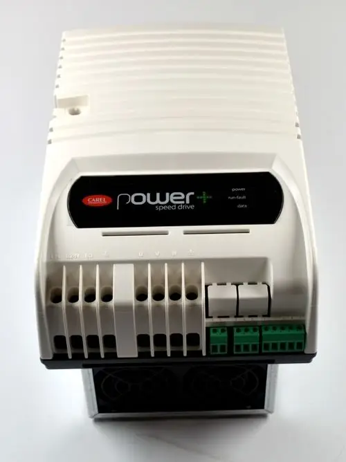 Weißer Inverter von Remko mit mehreren Anschlussklemmen, Statusanzeigen für Strom, Fehler und Daten. Kompakte Bauweise mit Lüftungsschlitzen an der Unterseite.