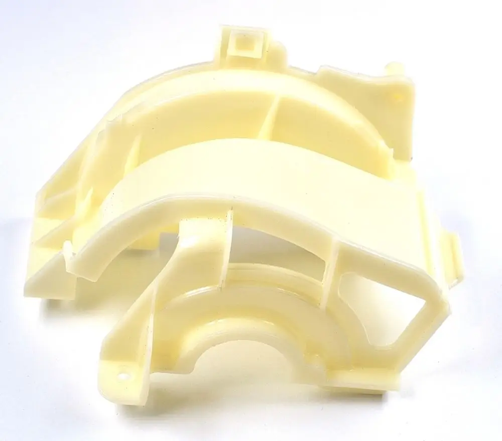 Halterung aus hellem Kunststoff für einen Ventilatormotor. Passt zu Modellen von Remko, zur Befestigung des Ventilatormotors in einem Heizsystem.