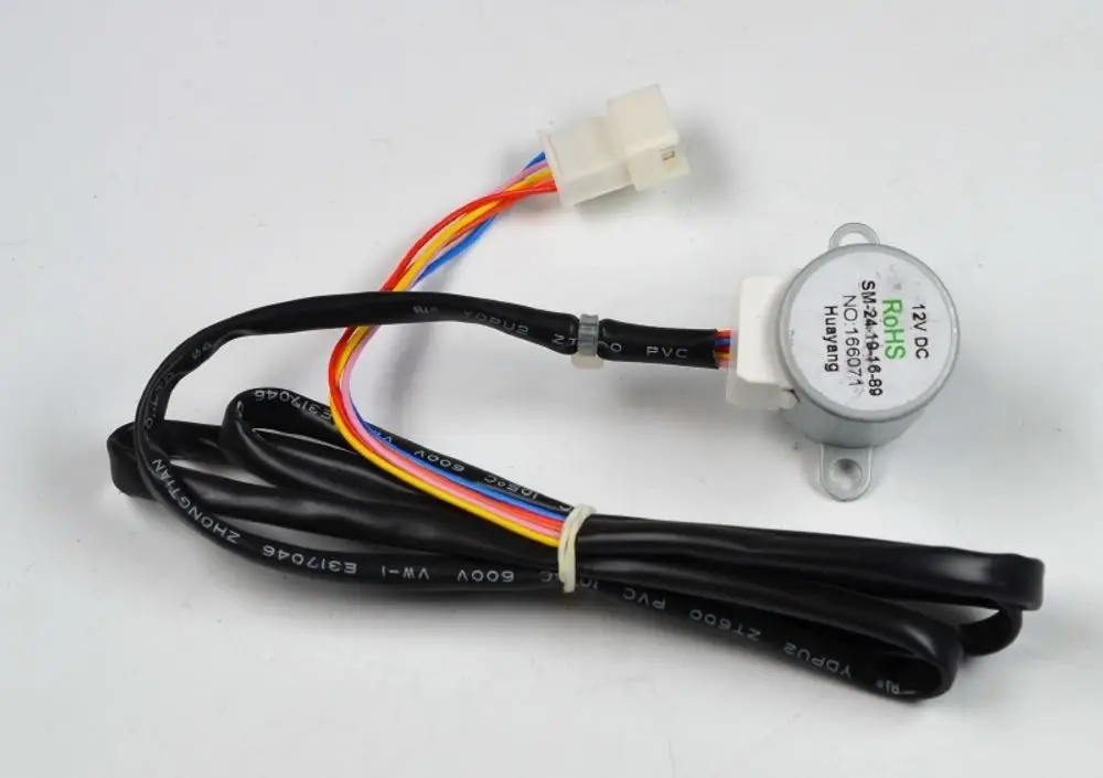Schwarzer Swingmotor mit mehreren farbigen Kabeln. Das Produkt hat eine runde Form und ist für 12V DC ausgelegt. Geeignet für Anwendungen wie die von Remko.