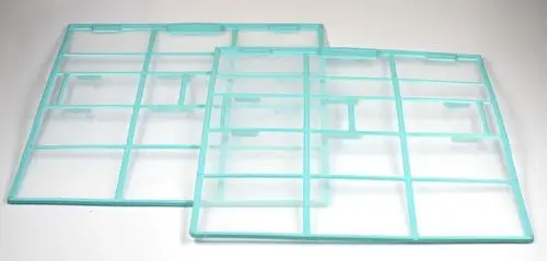 Zwei blaue Luftfiltergitter von Remko, rechteckig mit mehreren quadratischen Kammern, zur Verwendung in Luftfiltersystemen.