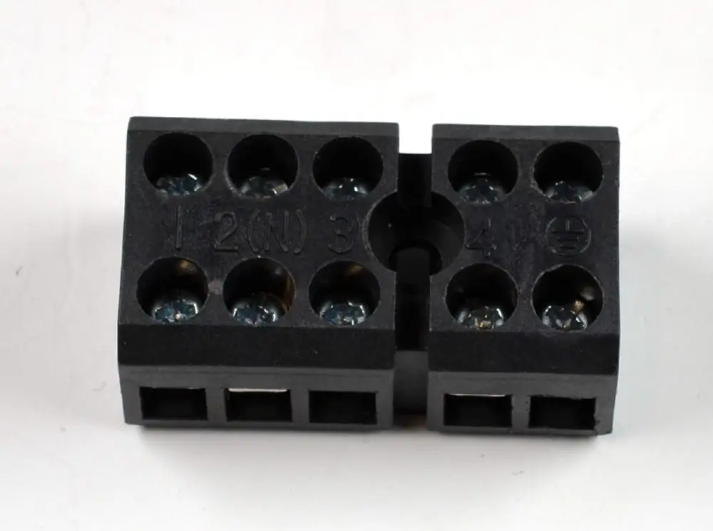 Schwarze Klemmleiste mit mehreren Anschlüssen für elektrische Verdrahtung, deutlich sichtbaren Schrauben und Markierungen, hergestellt von Remko.